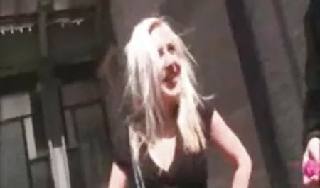 یک مرد جوان خوردن یک دختر که به دانلود فیلم سوپر خارجی او عجیب و غریب, از blowjob.