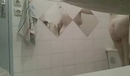یک فرد بزرگسال, او بیش از زانو خود را بسته, قرار دادن یک گربه در فیلم سوپرایرانی وخارجی دست یک زن و شوهر جوان.