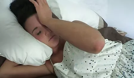 نان فیلم سوپر خارجی رایگان برنزه با گربه بازی می کند و میز را آماده می کند.