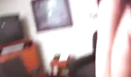 همسر او بر روی یک تکه پارچه سبز بر روی شکم فیلم سوپر خارجی اچ دی نشسته, در حالی که شوهر خود را یک پیچ در مهبل (واژن) او قرار داده.
