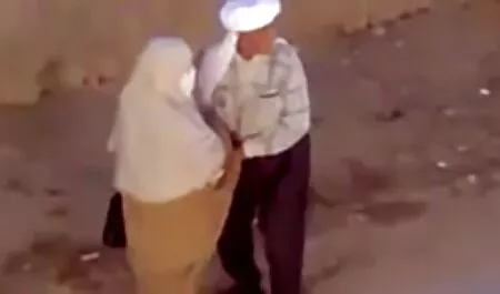 یک فیلم سوپرهای خارجی دختر خنده دار و یک زن کوچک با یک ضربه و نشسته بر روی یک بزرگ با یک الاغ بزرگ