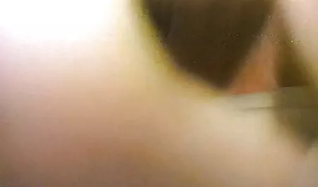 زن فیلم سوپر خارجی باکیفیت در سینه بند آبی چلچله شوهر کوچک بر روی زمین.