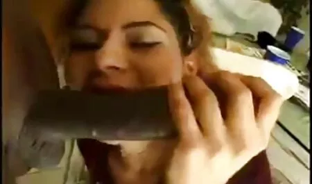 مرد طاس سرخ دوست فیلمهای سوپر سکسی خارجی پسر مودار در تنه ماشین.