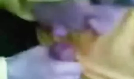 در حالی که نوک پستان با فروشنده مذاکره می کند تا رول را بی سر فیلم سوپر خارجی باحال و صدا حذف کند.