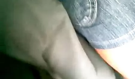 دختر با یک خال کوبی بر روی نان کاشت او را با مهبل (واژن) خود را در بالای ضخامت دیک پیچ فیلم سوپر خارجی باحال