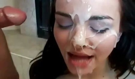 دختر روسی به دنبال از طریق یک دوربین سوپرهای خارجی مخفی.