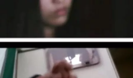مرد فیلم سوپرهای خارجی دباغی روی تخت به خوردن دو brunettes در شمار مختلف.