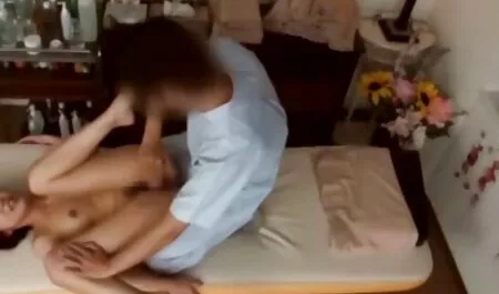 او اجاره یک آپارتمان سکس سوپر خارجی به ارتباط جنسی با یک دختر.